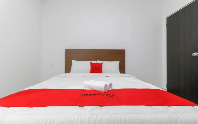 RedDoorz Plus Near Kepri Mall