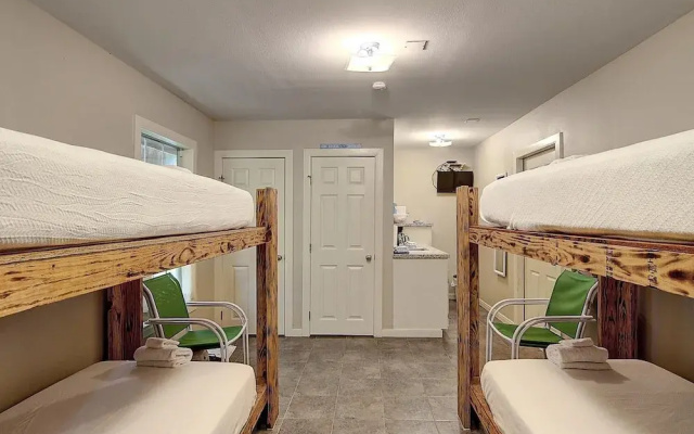 Fantasy Oaks Lodge 4 Bedroom Home by RedAwning