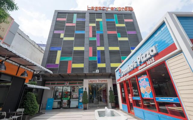 Отель Legacy Express Sukhumvit By Compass Hospitality Бангкок вид на фасад