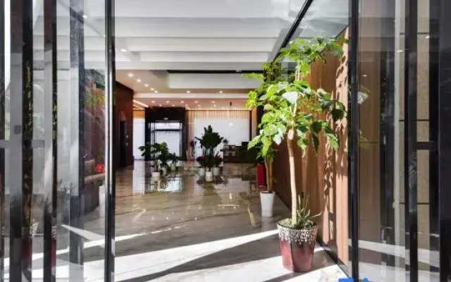 Yuehui Smart Hotel (Dali High-Speed Railway Station Erhai Park)
