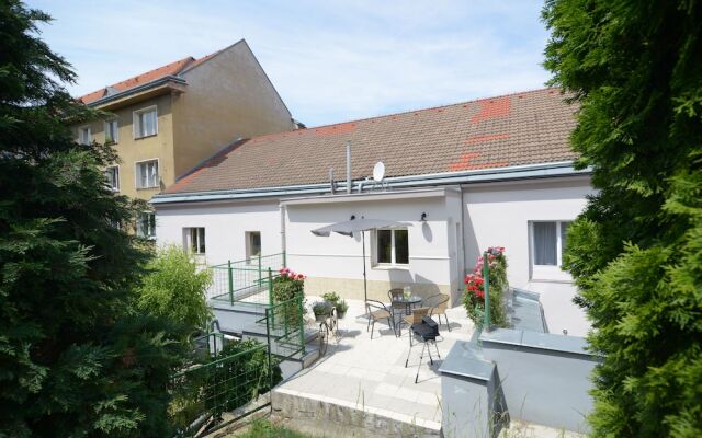 Отель 2 Bedroom Home close to Prague Castle Чехия, Прага - отзывы, цены и фото номеров - забронировать отель 2 Bedroom Home close to Prague Castle онлайн вид на фасад