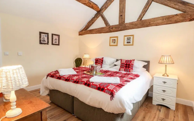 Cut Moch, Plas Moelfre Hall Barns