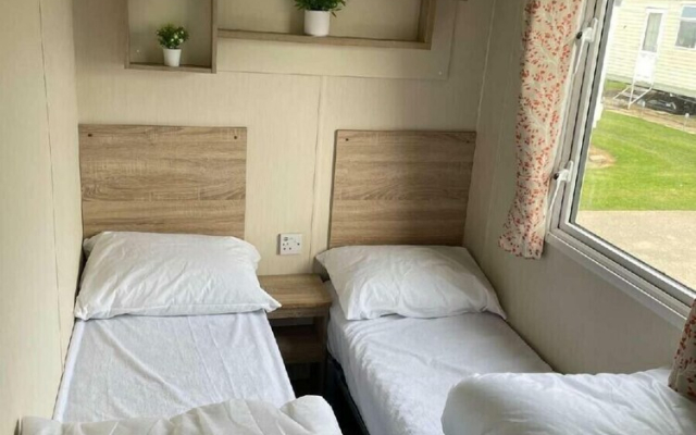 Broadland Sands - Holiday Accommodation 21136