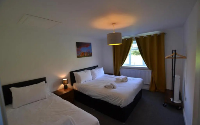 Wisteria Tree - 2 Bed House - Stayseekers