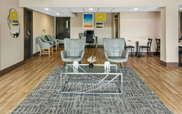 Days Inn & Suites by Wyndham DeSoto