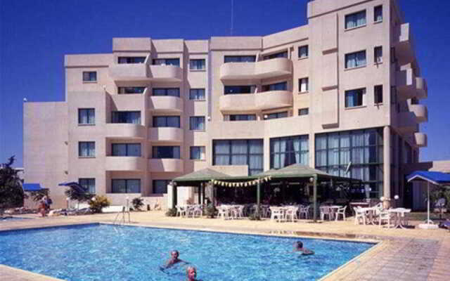 Отель Isaac ApartHotel Кипр, Протарас - отзывы, цены и фото номеров - забронировать отель Isaac ApartHotel онлайн вид на фасад
