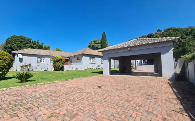 4 bedroom guesthouse in Glenhazel with pool