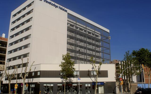 Отель Travelodge Barcelona Poblenou вид на фасад