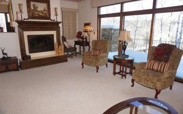 Large Wood Run 6 Bedroom Ski-in / Ski-out Access Home by RedAwning
