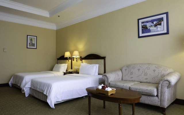 Yuehua Hotel Xiamen Seaside Hotel corridor leads to the stone exhibition hall