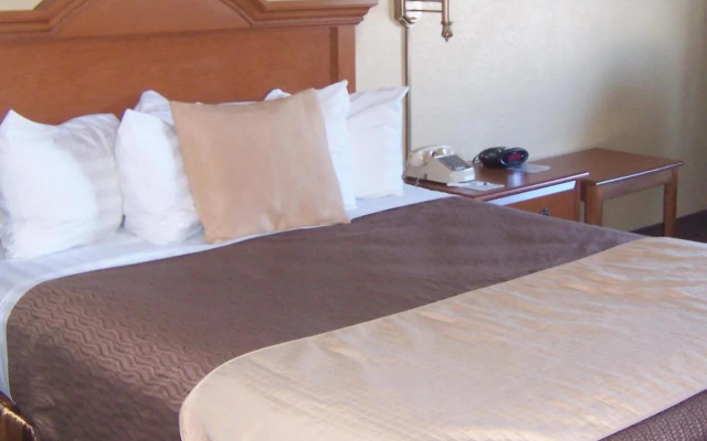Norwood Inn & Suites