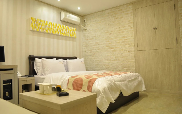 La Nuit Hotel