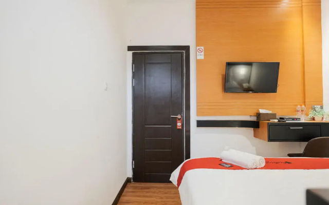 RedDoorz near RS Royal Prima Medan 2