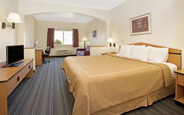Days Inn & Suites Castle Rock
