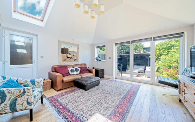 House Sleeps 5 With Garden and Parking