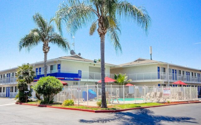 Отель Motel 6 Tulare вид на фасад