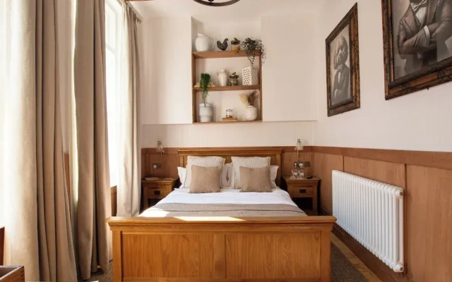 The Old Farmhouse Pub & Rooms