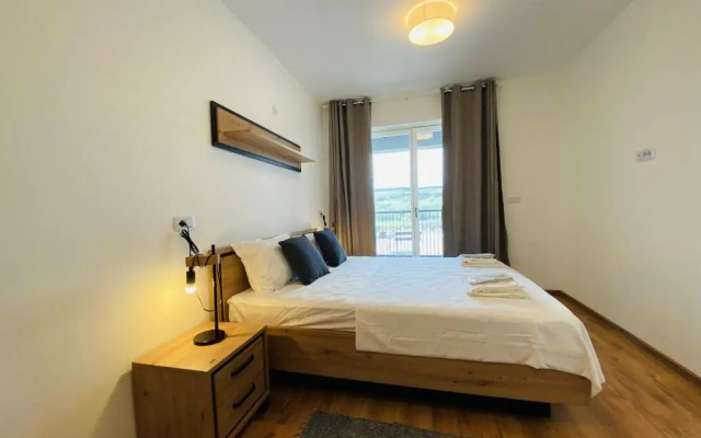 Deluxe Apartment with balcony and private parking in Colvmna Residence