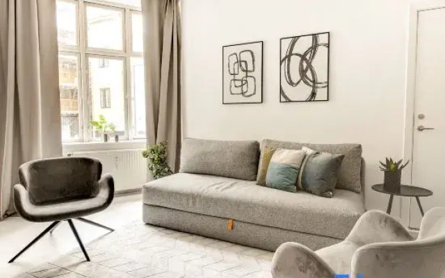 Sanders City - Spacious Studio in the Center