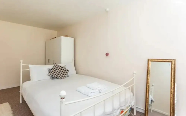 Homely 2 Bedroom House in Kennington With Garden
