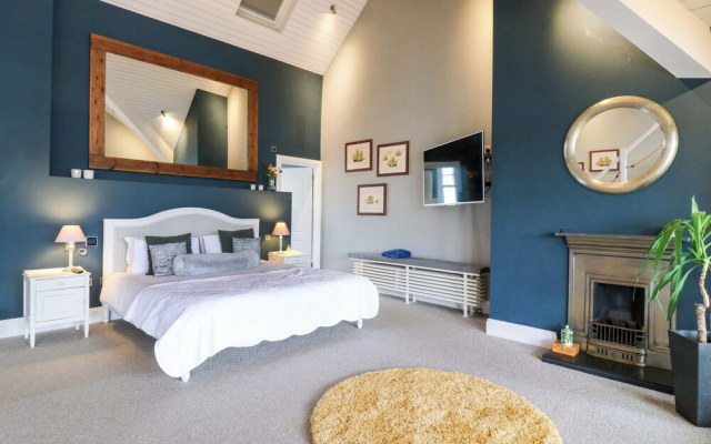 River Haven - River Thames Frontage House