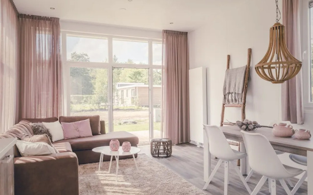 Designed Chalet With Dishwasher, Near Water