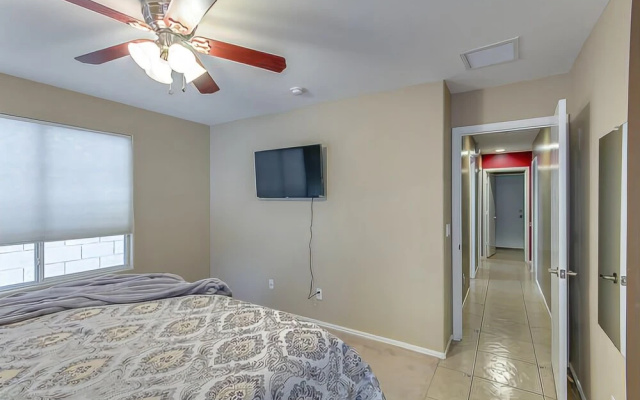 Peggy - 3 Br home by RedAwning