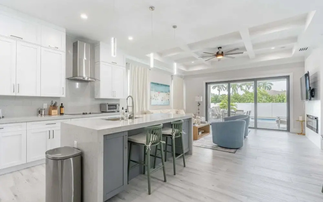 Sparkling new Vanderbilt Beach Luxury Escape