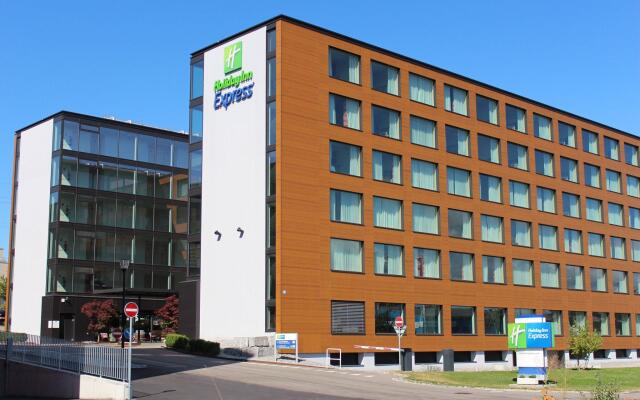 Отель Holiday Inn Express Zurich Airport Швейцария, Рюмланг - 1 отзыв об отеле, цены и фото номеров - забронировать отель Holiday Inn Express Zurich Airport онлайн вид на фасад
