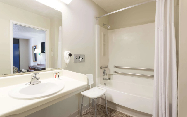 Travelodge by Wyndham Savannah Area/Richmond Hill