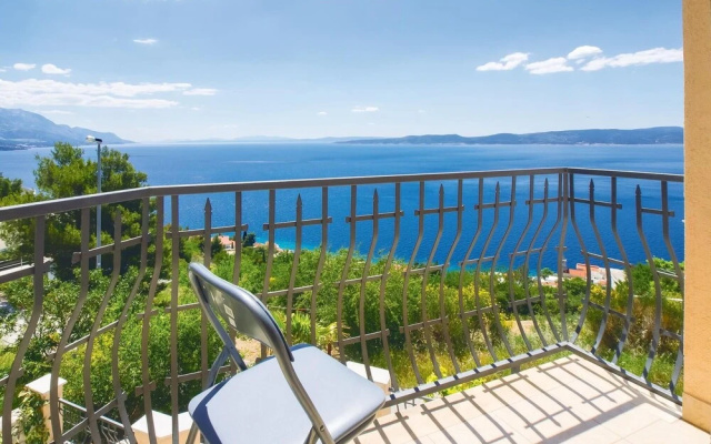 Amazing Home in Pisak with Hot Tub, WiFi & 4 Bedrooms