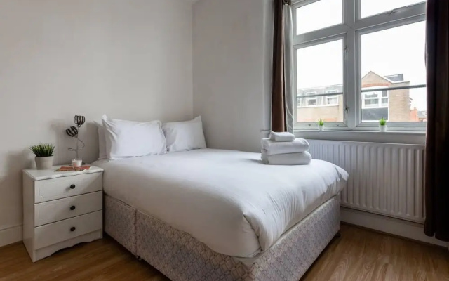Spacious 2BR flat in Putney