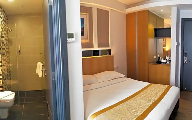 Double Studio (full double bed) · Hotel Transit Kuala Lumpur — photo 5