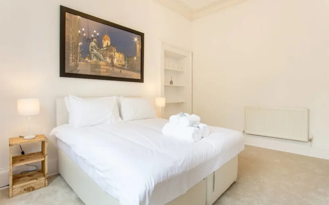 Perfect City Centre Location 50M From Princes St