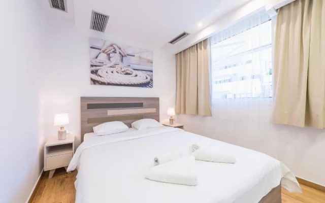 Central 3 bdrm apt for 12, Fresh Renovated!