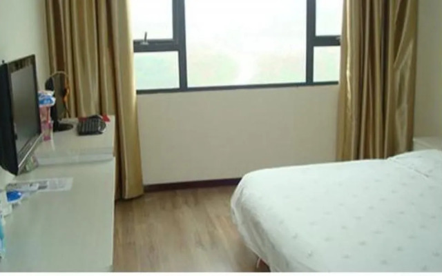 Lily Holiday Hotel (Yichang East Railway Station Fujiuyuan Xintiandi Branch)(百合假日酒店(宜昌东站店))