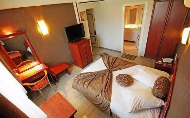 Uzun Jolly Hotel