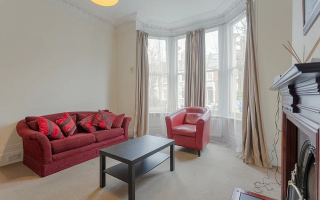 1 Bedroom Flat With Lofty Ceilings and Garden