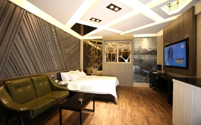 Hotel Yolo