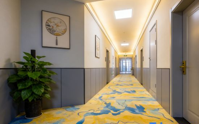 Tuwo Holiday Hotel (Qinghai Sports Center Wanda Plaza Branch)