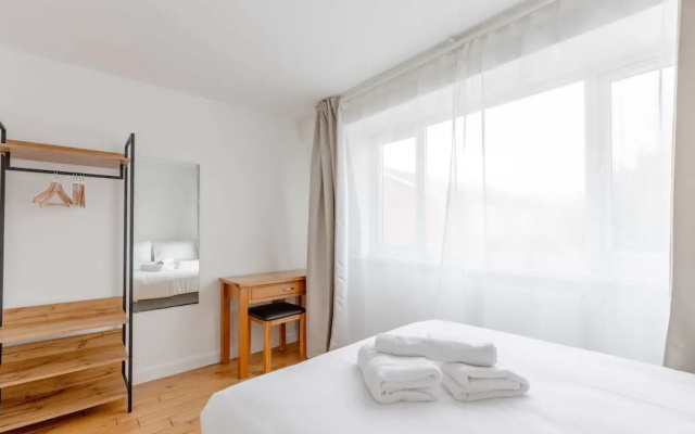 Spacious 4BD Home, Near Excel London!