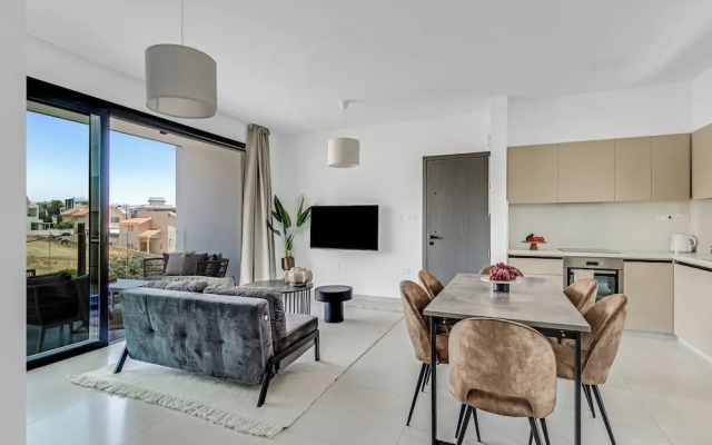 Sanders Elgio - Cute 2-bdr Apt With Balcony