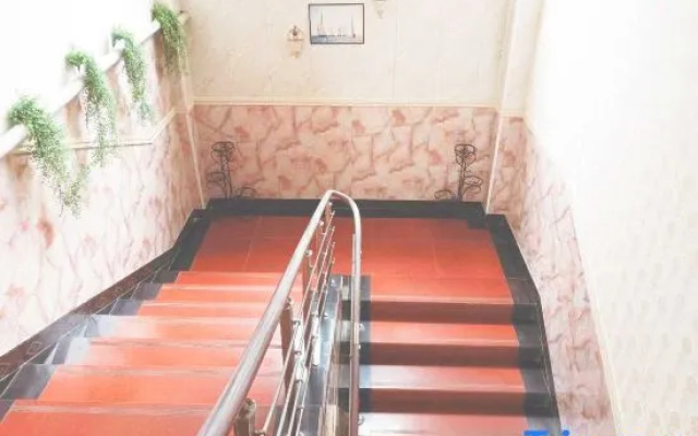 Yilong Lisheng Business Hotel