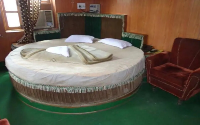 Neelam Hotel