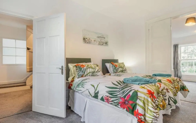 Lovely Period Villa Sleeps 8 Resting in Torquay