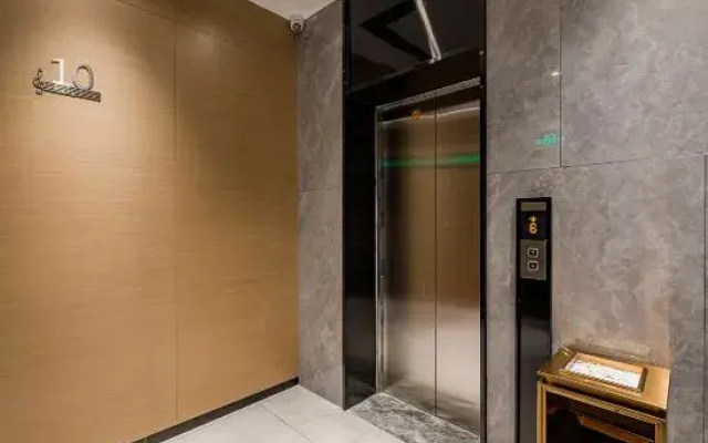 You+ Hotel (Wuhan East Railway Station Metro Station, Guanggu, Hubei No.2 Normal University)