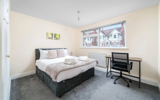 Spacious Pet Friendly 2-bed Apartment in Redhill