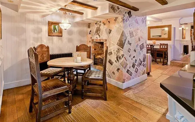Henris Bar Brasserie and Rooms