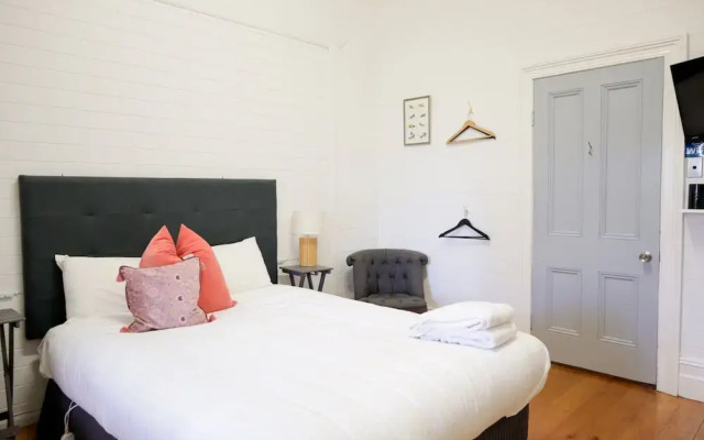 Spacious 4-bed Home in Central Tenterfield