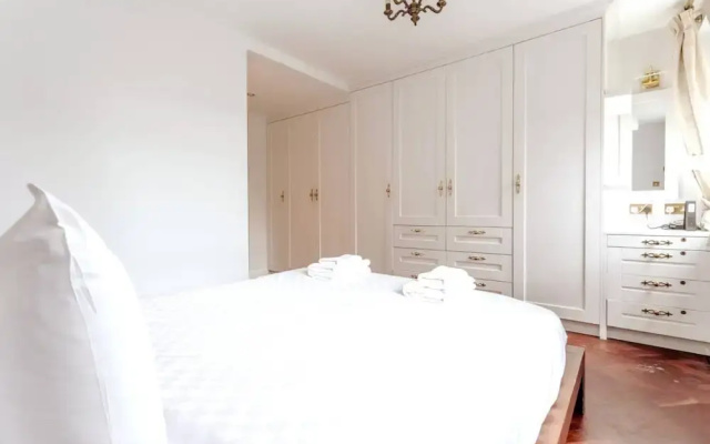 Spacious Holborn Apartment Close to Tube